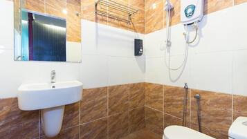 Shower, rainfall showerhead, free toiletries, bidet