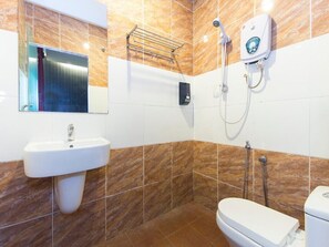 Shower, rainfall showerhead, free toiletries, bidet