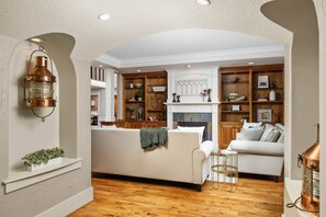 تلفزيون، مدفأة، كرة قدم الطاولة، تنس طاولة