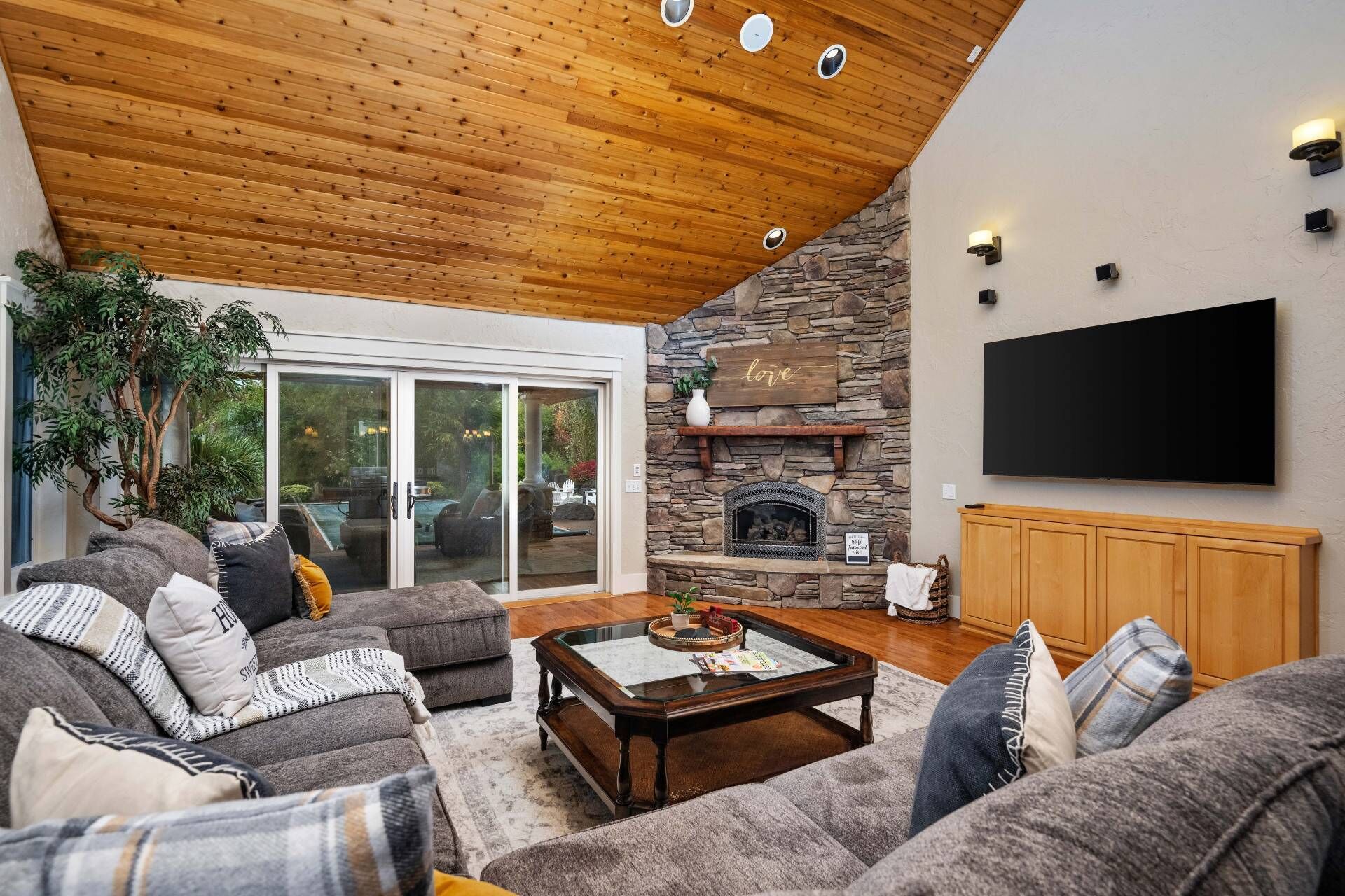 TV, fireplace, foosball, table tennis