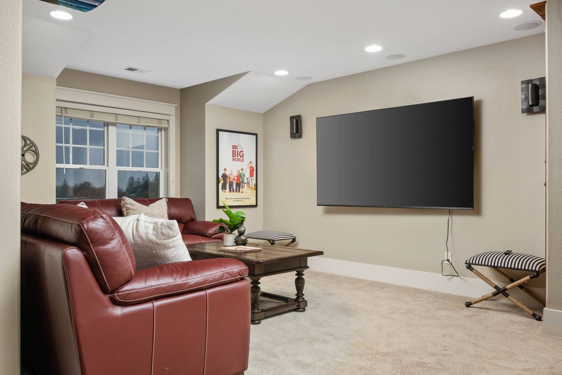 Televisión, chimenea, futbolito y tenis de mesa 