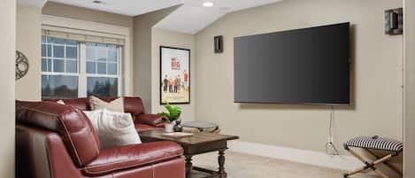 Televisión, chimenea, futbolito y tenis de mesa