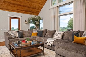 Televisión, chimenea, futbolito y tenis de mesa 