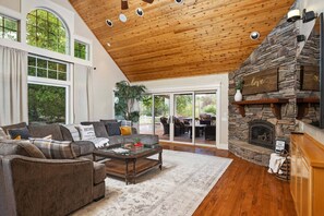 تلفزيون، مدفأة، كرة قدم الطاولة، تنس طاولة