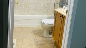 Basic Room | Bathroom | Combined shower/tub, free toiletries, soap, toilet paper - Home stay Canada (Brampton)
