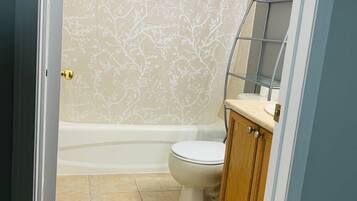 Basic Room | Bilik Mandi | Gabungan pancuran/tab mandi, kelengkapan dandanan diri percuma, sabun