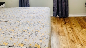 Basic Room | WiFi (free) - Home stay Canada (Brampton)