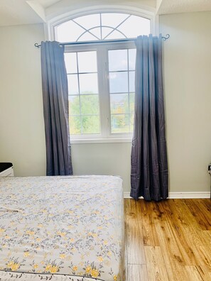 Basic Room | Free WiFi - Home stay Canada (Brampton)