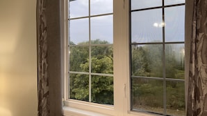 Basic Room | Garden view - Home stay Canada (Brampton)