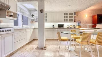 Een koelkast, een magnetron, een kookplaat