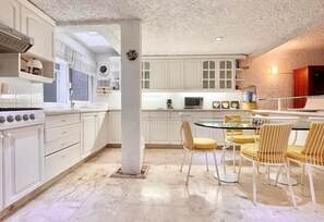 Réfrigérateur, micro-ondes, plaque de cuisson, cafetière/bouilloire