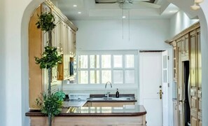 Fridge, microwave, stovetop, coffee/tea maker - Double Views: Sea & Lagoon · VIP Villa (CancÃºn)