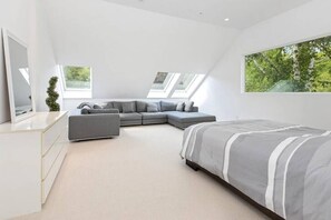 7 bedrooms, WiFi, bed sheets