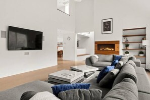 Fernseher, Kamin, Stereoanlage, Arbeitsbereiche