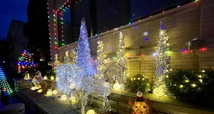 The Holiday Lake House - 2br 2bth - 50 steps from the beach!