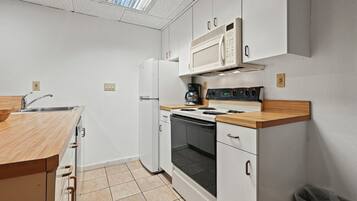 Habitación individual Deluxe, 2 camas matrimoniales | Cocina privada | Cafetera y tetera y toallas de papel