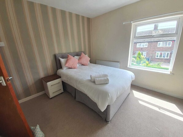 Comfort Apartment | 3 bedrooms, free WiFi - Halmers Park House (Stoke-on-Trent)