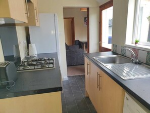 Comfort Apartment | Private kitchen | Full-size fridge, microwave, oven, stovetop - Halmers Park House (Stoke-on-Trent)