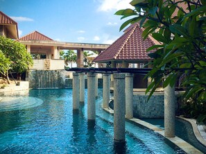 Una piscina al aire libre