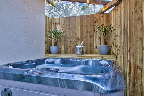Outdoor spa tub