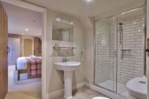 Bañera, secador de pelo, toallas