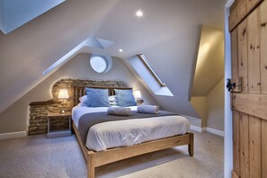 5 bedrooms, travel crib, internet