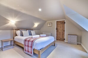 5 makuuhuonetta, silitysrauta/-lauta, vauvan matkasänky, Wi-Fi