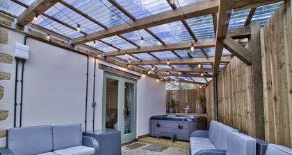 Olive Cottage by Group Retreats - sleeps 11 guests  in 5 bedrooms