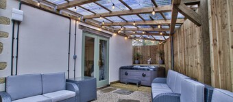 Olive Cottage by Group Retreats - sleeps 11 guests  in 5 bedrooms