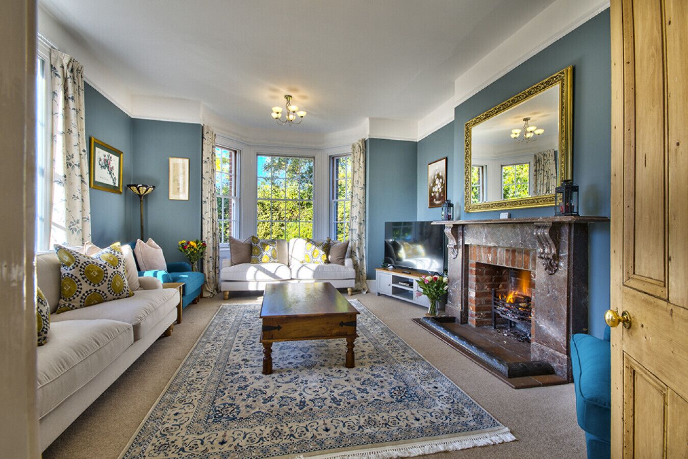 Een smart-tv, een open haard, boeken en een stereo