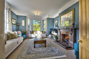 Smart TV, chimenea, libros y estéreo 