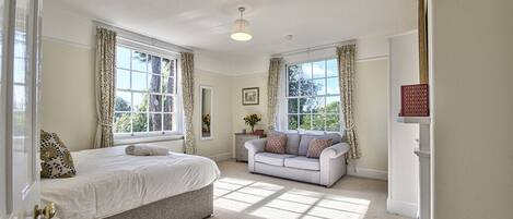 6 chambres, fer et planche à repasser, lit parapluie, Wi-Fi gratuit