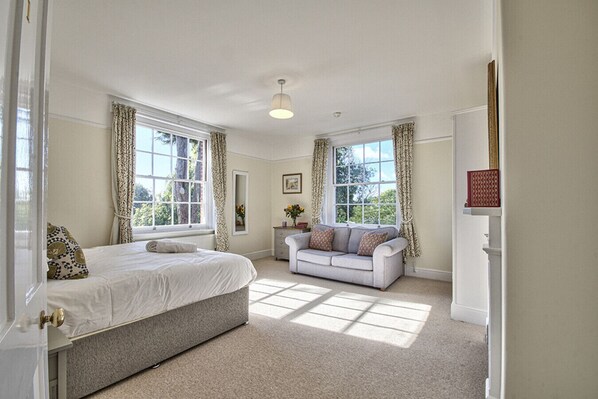 6 habitaciones, tabla de planchar con plancha y cuna de viaje 