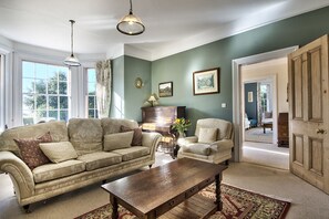 Smart-tv, eldstad, böcker och en stereo