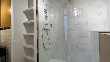 Comfort Tek Büyük Yataklı Oda | Banyo | Saç kurutma makinesi, bornoz, havlu, sabun