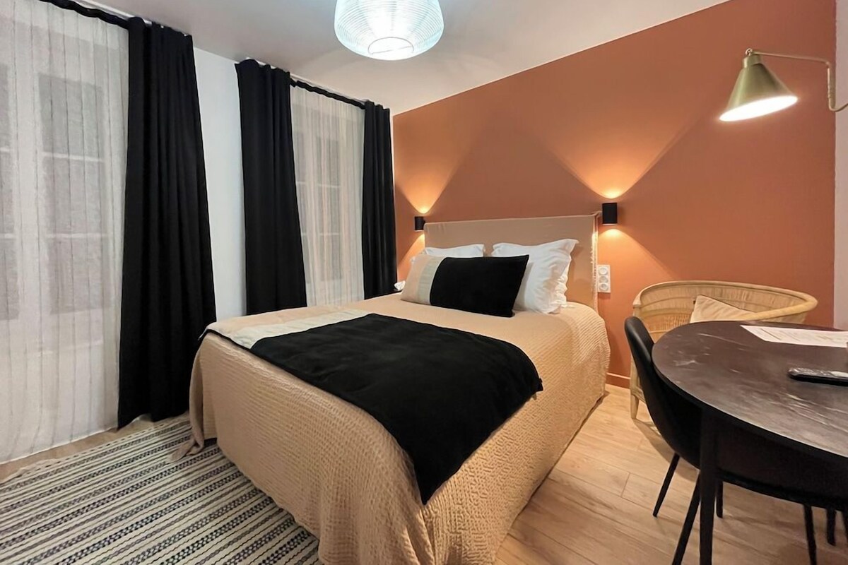 Une chambre d’hôtel avec un lit, une table et une chaise.