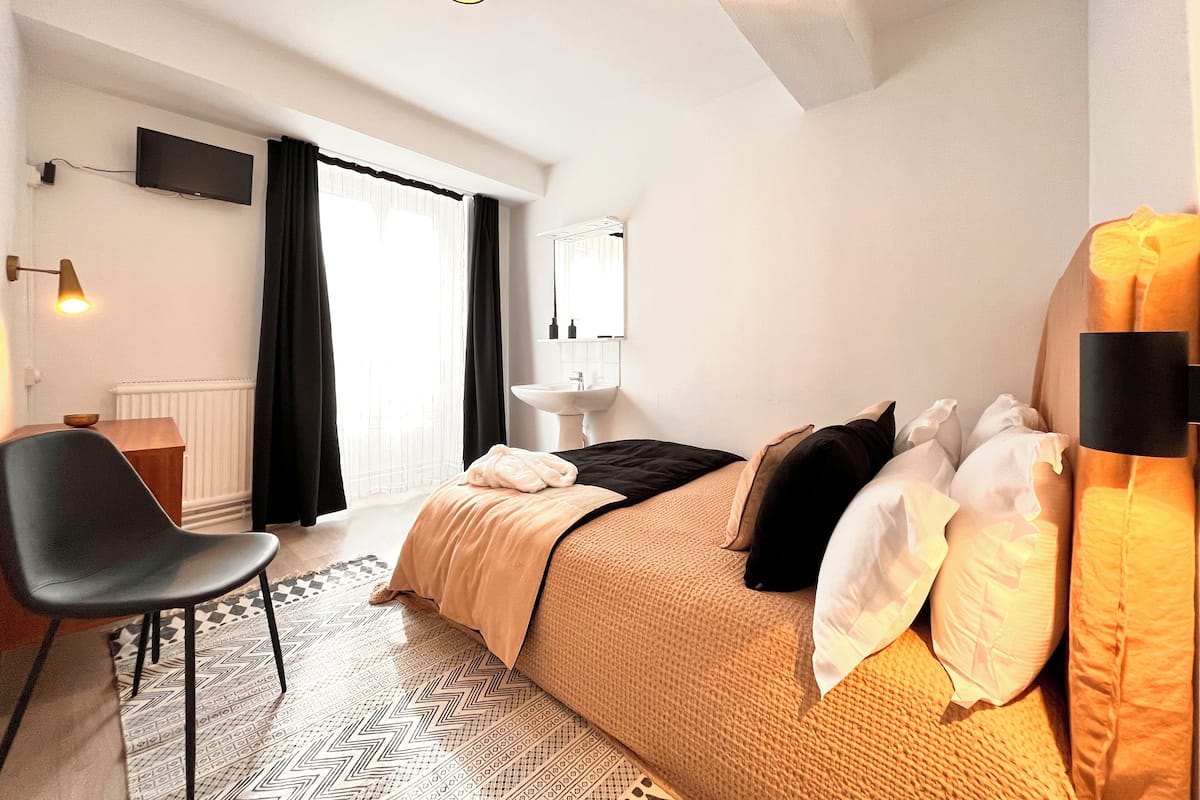 Economy Double Room (sanitaires partagés sur le palier) | Premium bedding, down comforters, Select Comfort beds, free WiFi