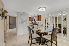 คอนโด (4541 Bay Beach Ln #345) | บริเวณภายนอก