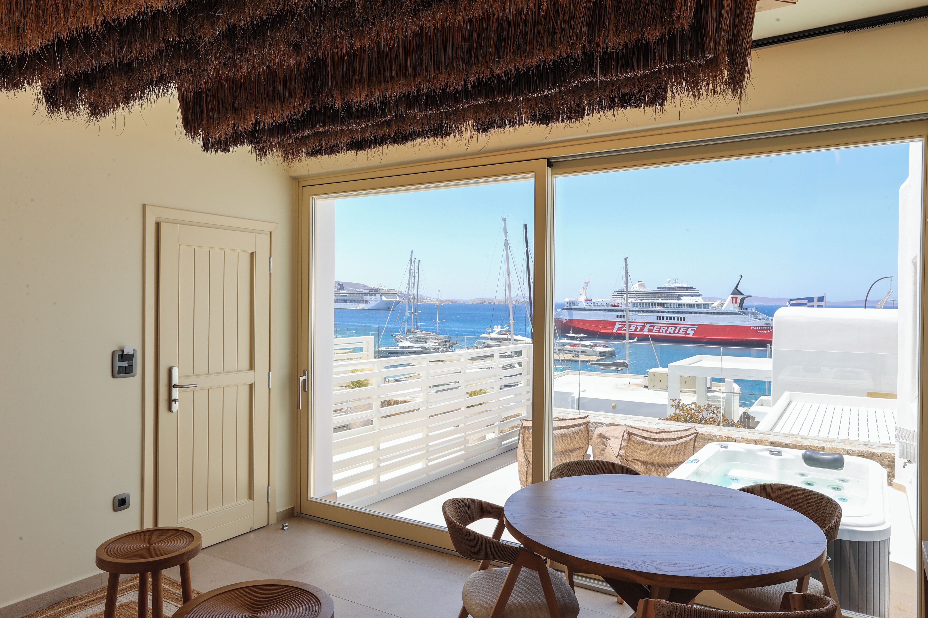 ห้องเอ็กเซกคิวทีฟสวีท, อ่างน้ำร้อน | วิวริมน้ำ