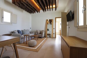 Superior Suite with Outdoor Hot Tub | Edredón, camas con pillow-top y caja de seguridad en la habitación