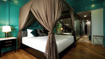 Deluxe Suite, 1 King Bed | In-room safe, soundproofing, free WiFi, bed sheets