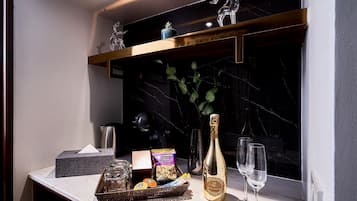 Habitación cuádruple Premium, 2 habitaciones | Caja de seguridad en la habitación, insonorización y wifi gratis