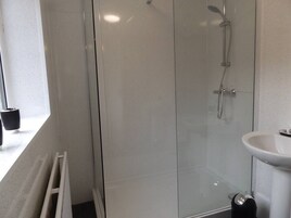 Deluxe Double Room, 1 Double Bed | Bathroom | Shower, hair dryer