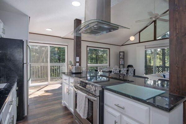 Jääkaappi, mikroaaltouuni, uuni, liesi