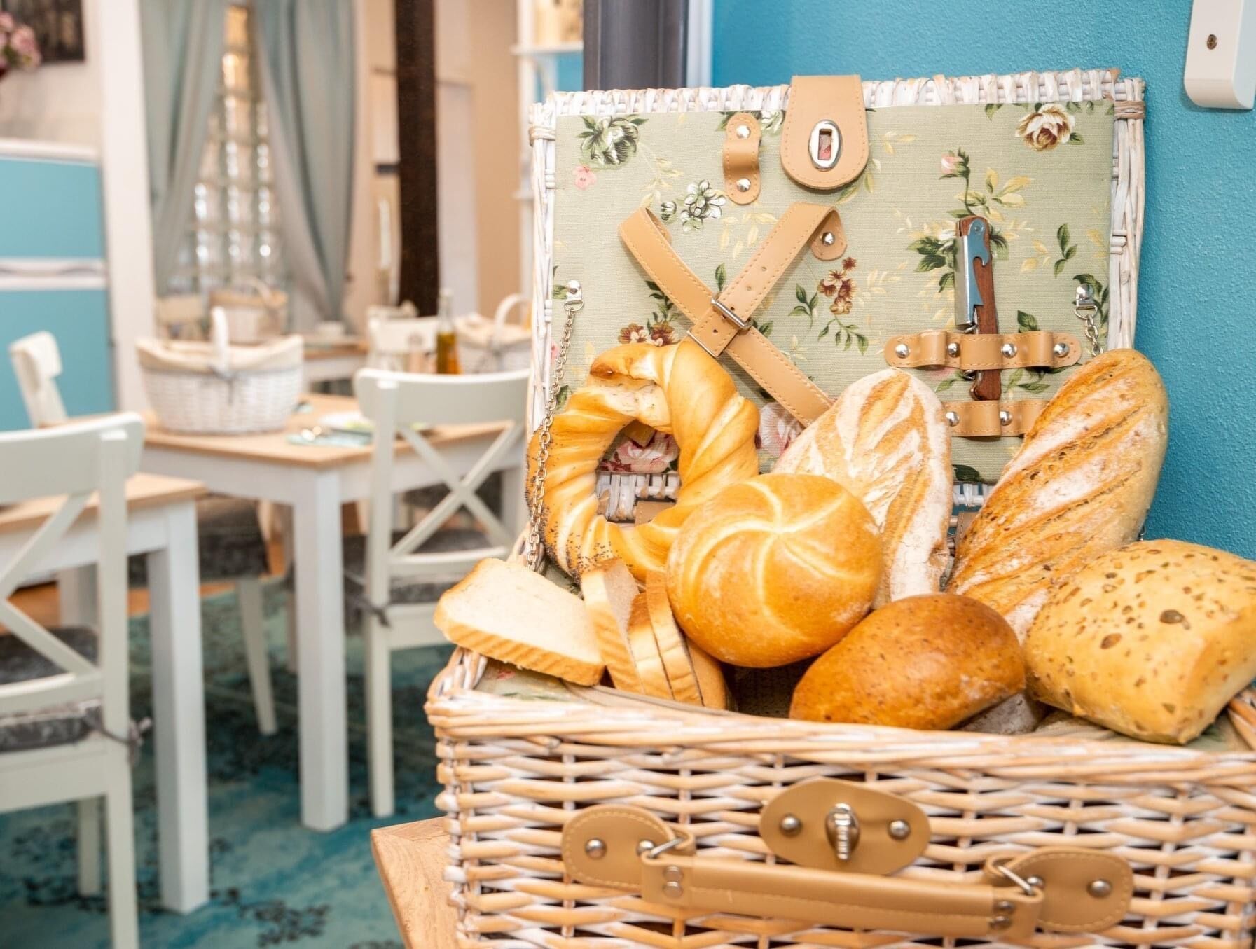 Daily self-service breakfast (PLN 45 per person)