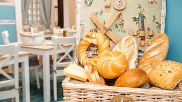 Daily self-service breakfast (PLN 45 per person)