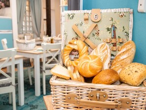 Desayuno de autoservicio diario (PLN 45 por persona)