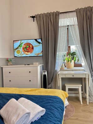 Quarto econômico | Individualmente decorados, escrivaninha, ferros/tábuas de passar roupa