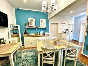 Full-sized fridge, oven, stovetop, coffee/tea maker