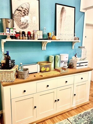 Geladeira grande, fogão, cooktop, cafeteira/chaleira